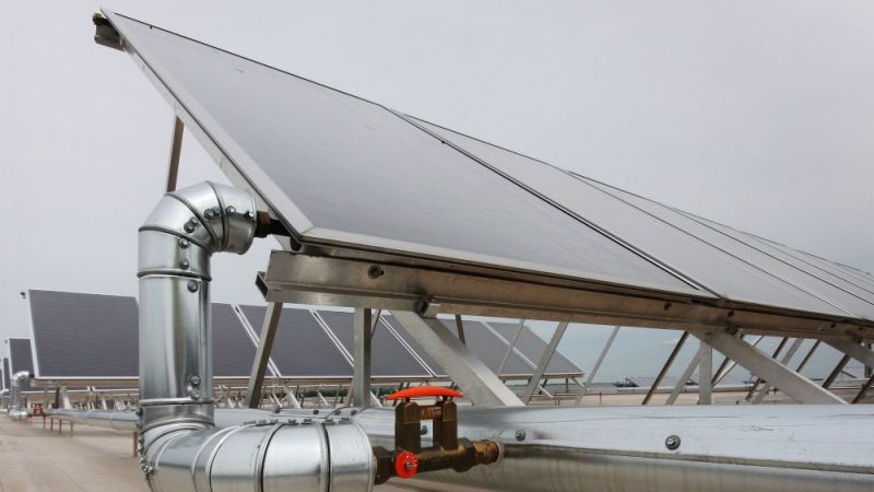 In den Forschungsprojekten KOST und TEWISol untersuchen Wissenschaftlerinnen und Wissenschaftler, wie Solarthermieanlagen kostengünstiger werden können.