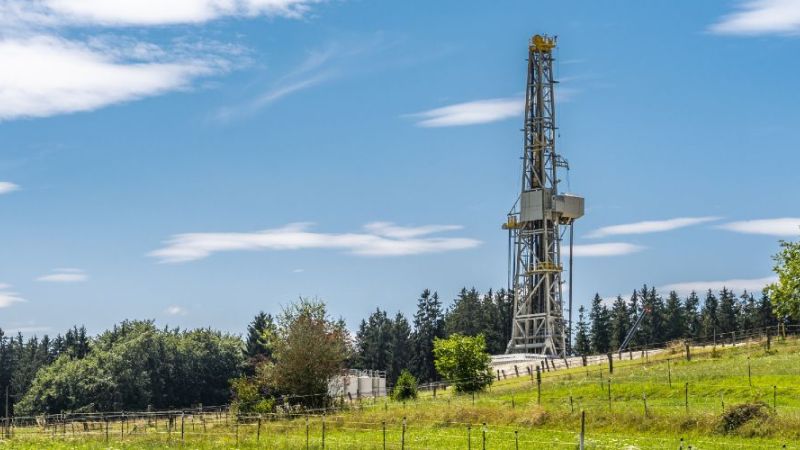 Das Foto zeigt einen Bohrturm einer Geothermieanlage in Bayern