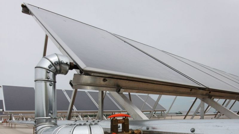 In den Forschungsprojekten KOST und TEWISol untersuchen Wissenschaftlerinnen und Wissenschaftler, wie Solarthermieanlagen kostengünstiger werden können.