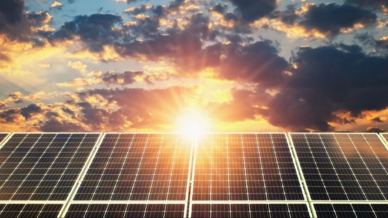 Photovoltaikmodule vor Sonnenuntergang