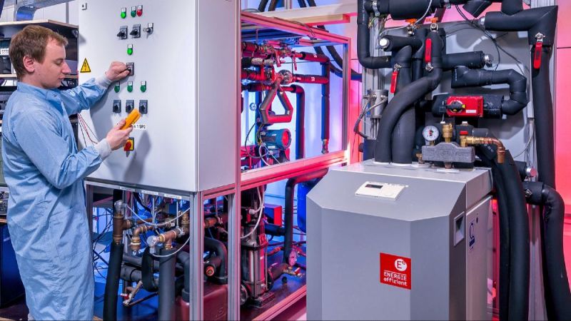 Experimental-Anlage zum Betrieb einer Wärmepumpe mit Niedertemperaturwärme aus oberflächennaher Erdreichwärme und solaren Hybridkollektoren. 