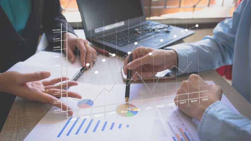 Hände mit Stiften und Diagramme