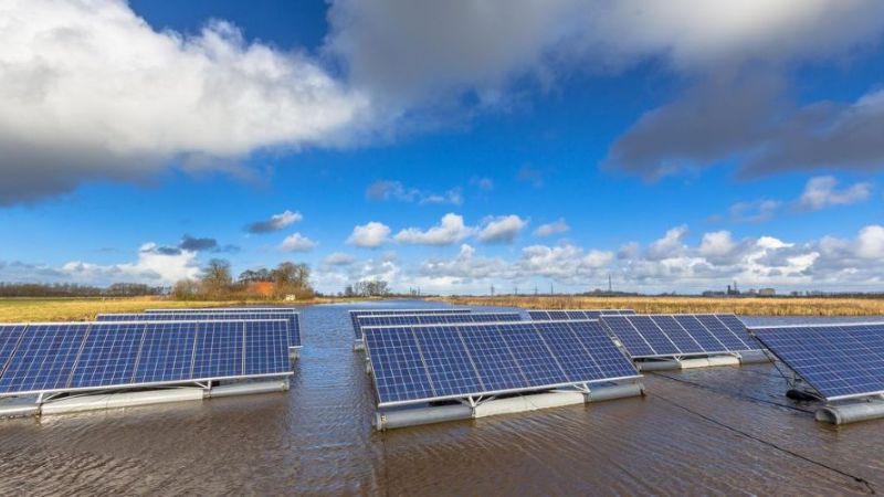 The symbol photo shows floating solar energy plants on a standing body of water.