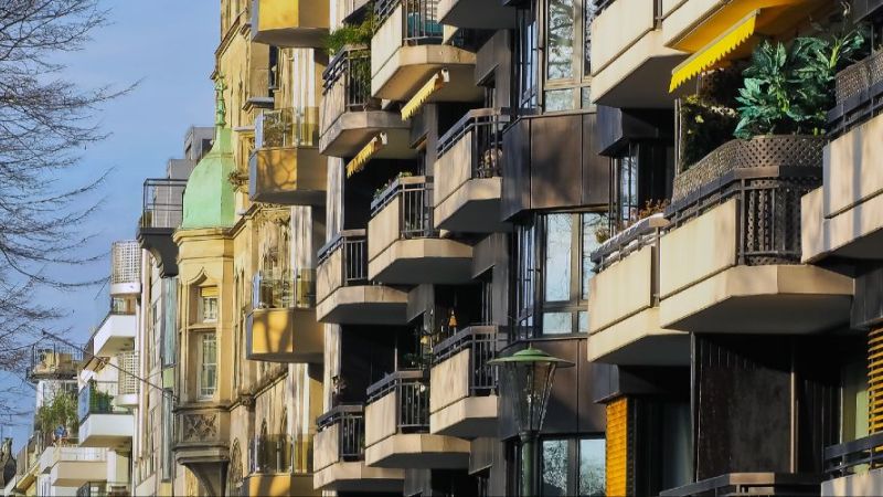 Verdichteter Mietwohnungsbau erfordert spezielle Sanierungskonzepte für effiziente Heizungssysteme.