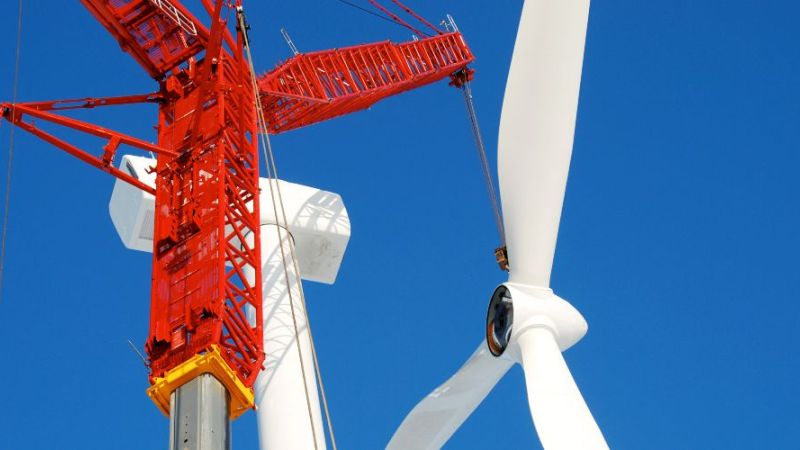 The symbol photo shows the assembly of a wind turbine of a wind energy plant.