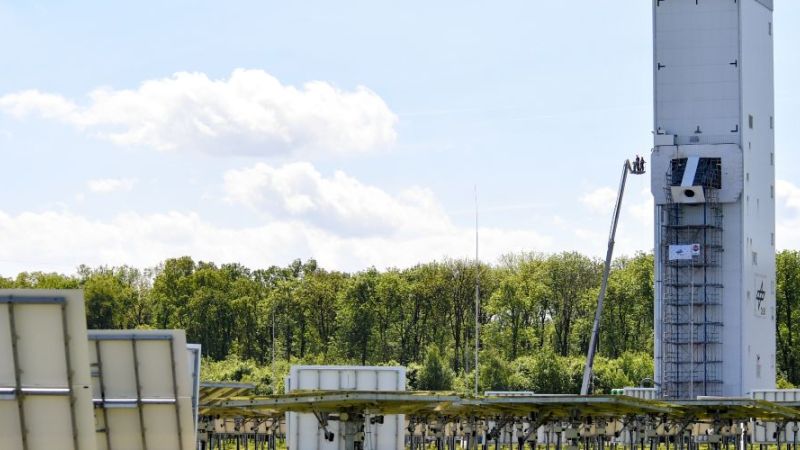The picture shows the tower of a solar power plant.