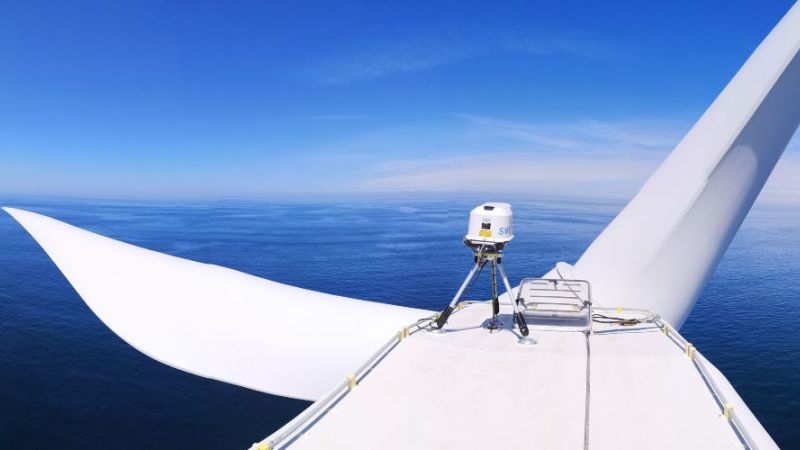 Das Foto zeigt das auf der Gondel einer Windenergieanlage installierte Messsystem.