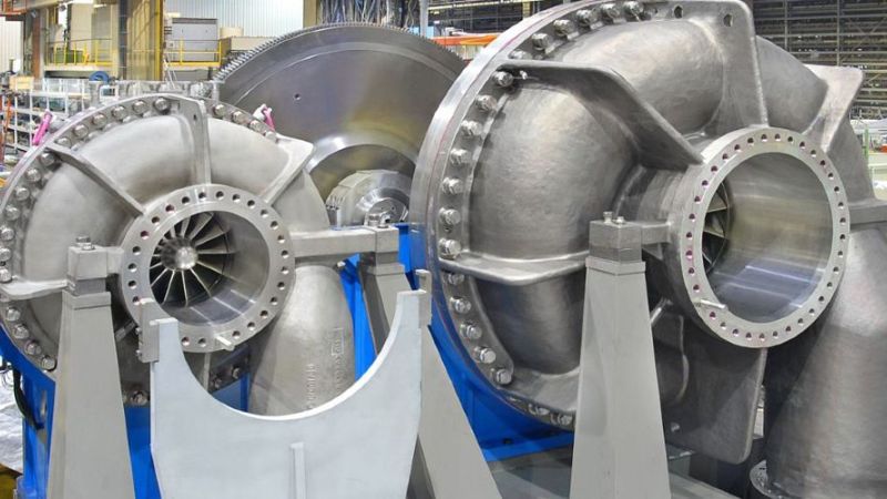 Ein Expander, Turbomaschine, in einer Industriehalle