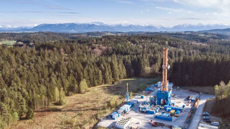 The aerial view shows the 350-tonne drilling rig that is used at the Geretsried location.