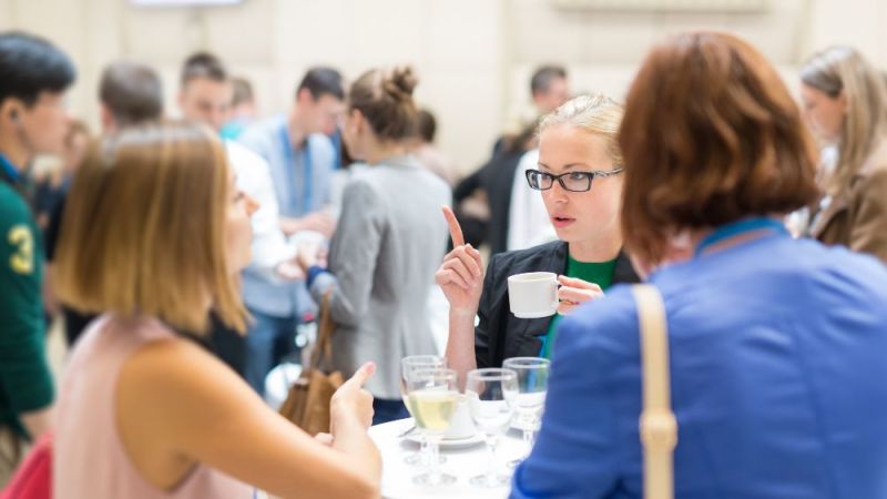 Beispiel für Wissenschaftlerinnen in einer Diskussion.