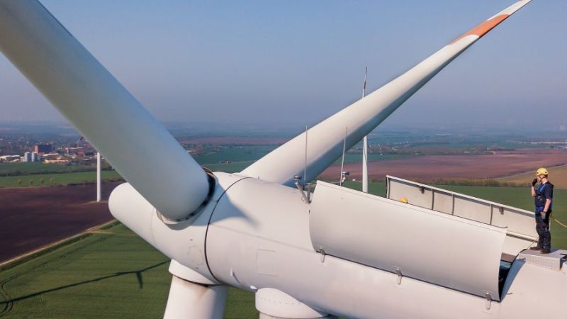Gondel einer Windenergieanlage mit Arbeiter auf der Anlage.