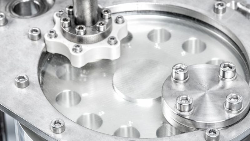 A sampling system to evaluate the thermal stability of storage materials based on nitrate salts.