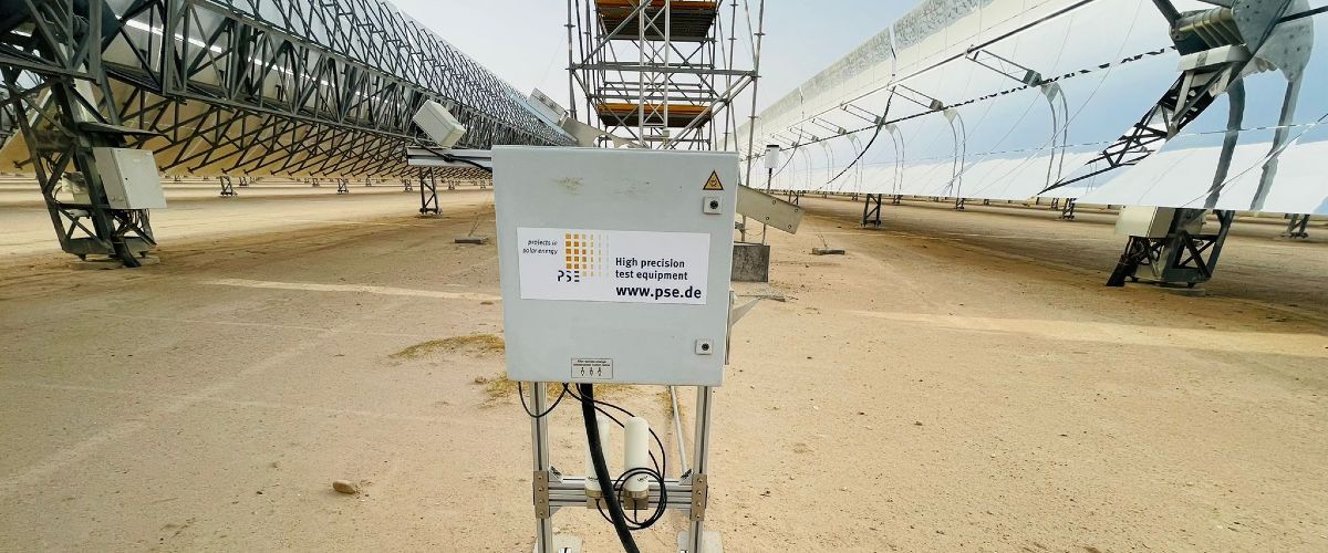 Eines von drei AVUS-Geräten im Parabolrinnen-Kraftwerk Shagaya in Kuwait: Dort wird täglich der Verschmutzungsgrad im laufenden Kraftwerksbetrieb gemessen.