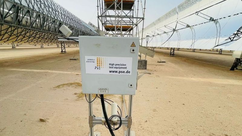 Das Titelbild zeigt das AVUS-Messgerät im im Parabolrinnen-Kraftwerk Shagaya in Kuwait.