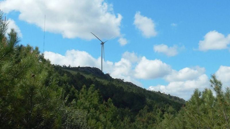 Das Foto zeigt eine ENERCON Windenergieanlage auf einem Hügel.