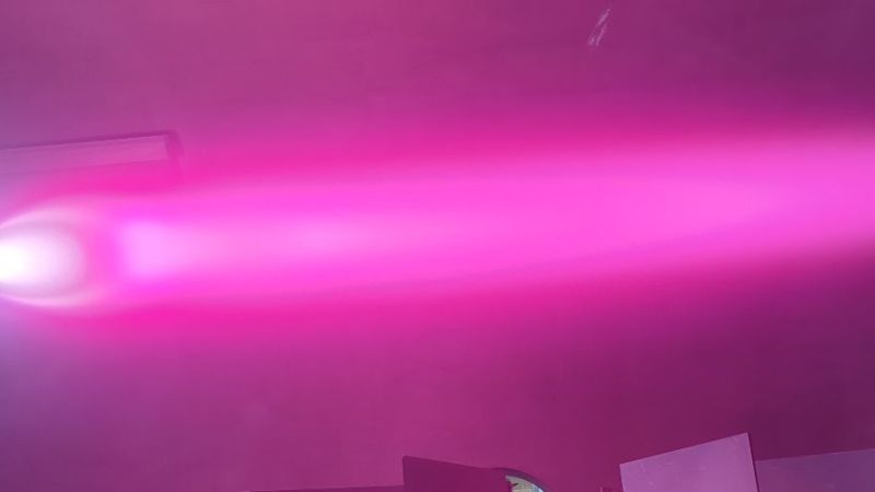 Auf dem Bild ist ein Plasmagenerator zu sehen.
