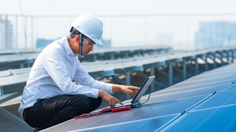 Symbolfoto: Ingenieur prüft den Betrieb einer Solaranlage.