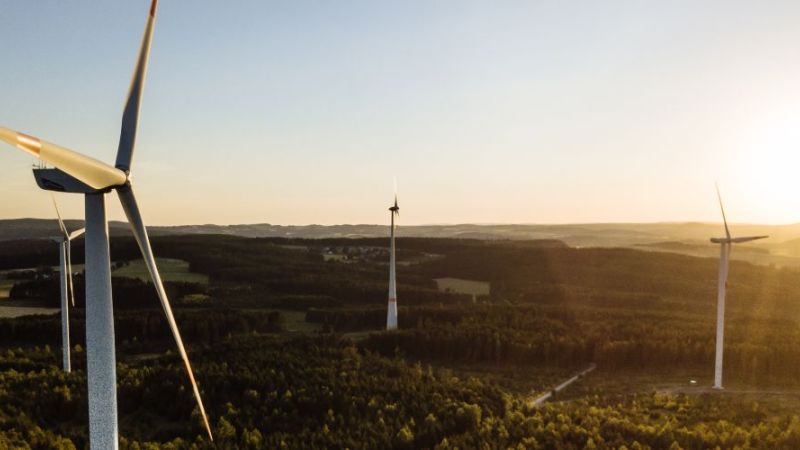 Symbolfoto: Mehrere Windenergieanlagen auf dem Land.