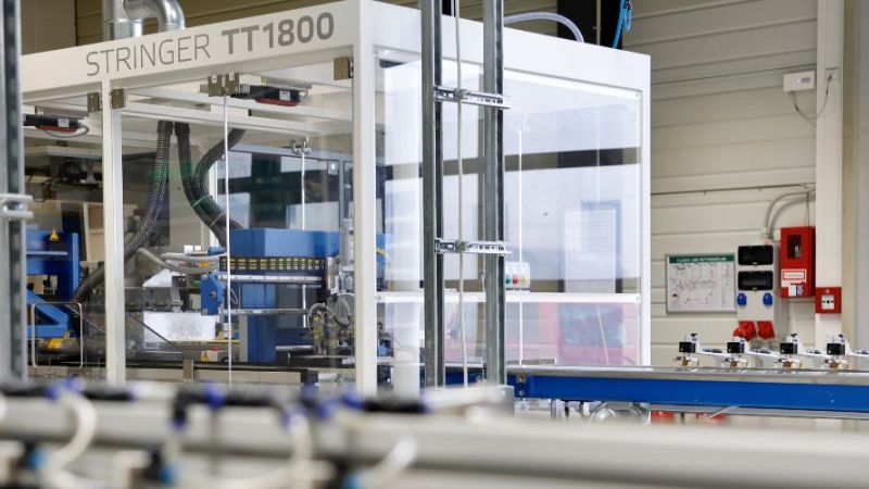 Anlage zur Verschaltung eines PV-Moduls im Module-TEC. Das PV-Modul Produktionslabor des Fraunhofer ISE bietet auf einer Fläche von über 1.000 Quadratmetern umfassende Möglichkeiten zur Entwicklung und zum Test von PV-Modultechnologien.
