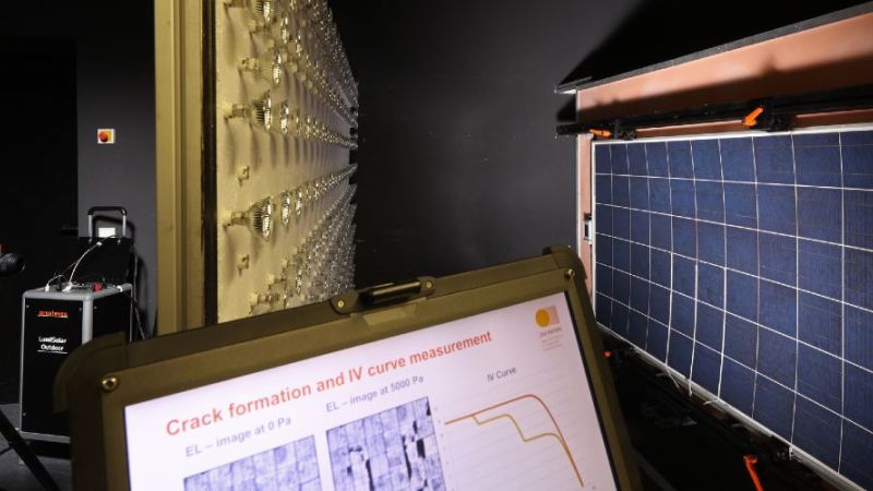 Entwickelter mechanischer Belastungsteststand zur Be- und Entlastung von PV-Modulen bei simultaner Aufnahme der IV-Kennlinie und des EL-Bildes.