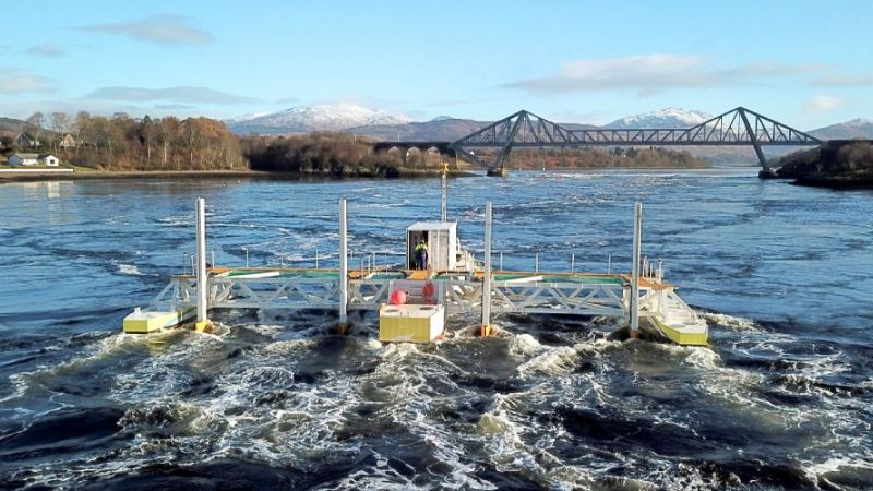 SIT Turbinen (Schottel Instream Turbine) auf einer schwimmenden Plattform im Betrieb in Schottland.