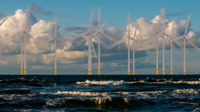 Offshore Windpark bei rauer See.