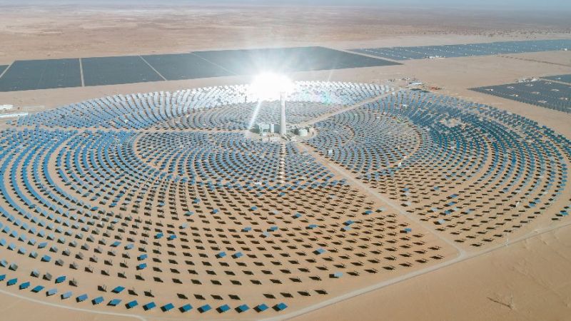 Ein Solarturmkraftwerk steht in der Wüste.