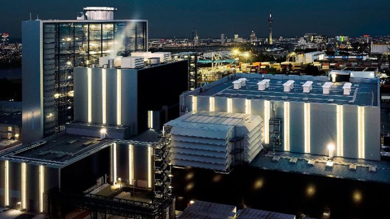 Das Dampfturbinenkraftwerk Lausward in Düsseldorf bei Nacht.