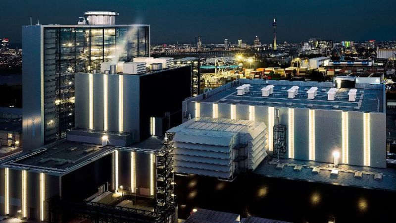 The Lausward steam turbine power plant in Düsseldorf at night.