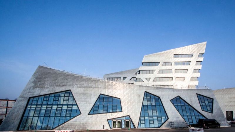Das neue Zentralgebäude der Leuphana Universität wurde vom Architekten Daniel Libeskind entworfen.