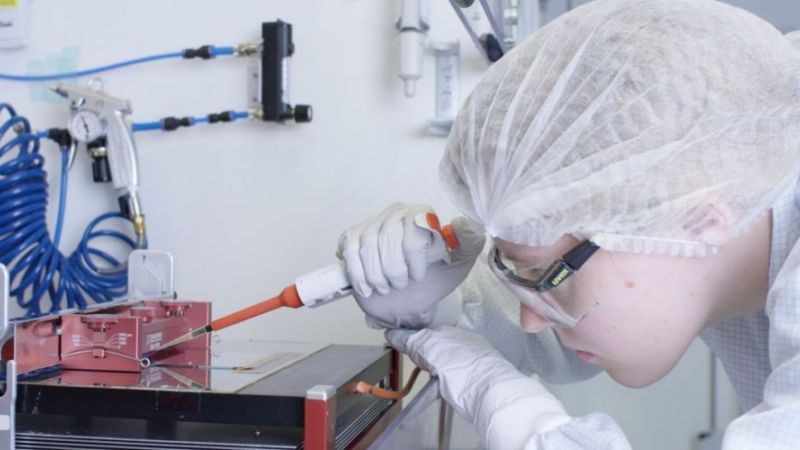 ZSW-Forscherin bei der Herstellung von Perowskit-Solarzellen.