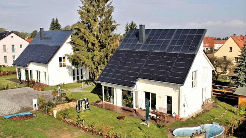Die beiden baugleichen Einfamilienhäuser in Freiberg setzen auf eine vollständig regenerative Versorgung mit Strom und Wärme. Foto aus dem Sommer 2014.