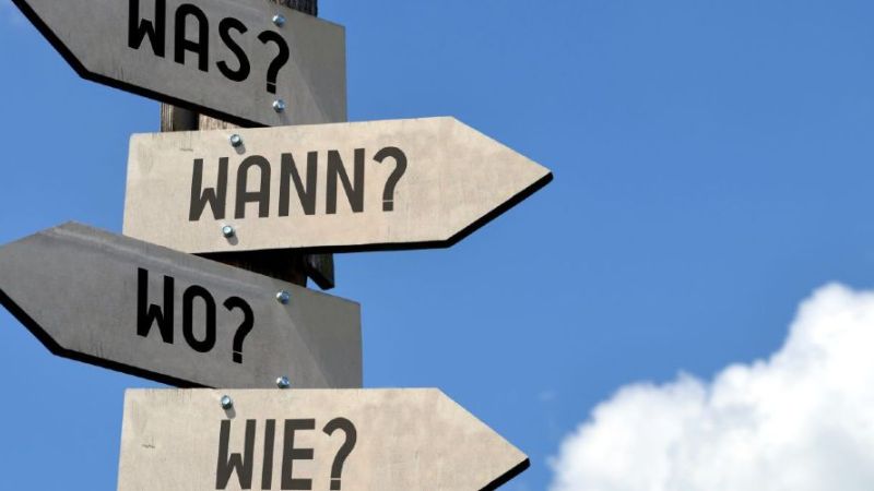 Holzwegekreuz mit Schildern 