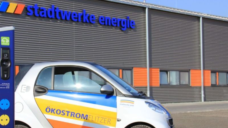 Ein Elektroauto steht an einer Ladesäule der Stadtwerke Jena.