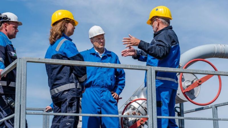 Bundeswirtschaftsminister Dr. Robert Habeck lässt sich die Funktionsweise des Reallabors in Bad Lauchstädt erklären.