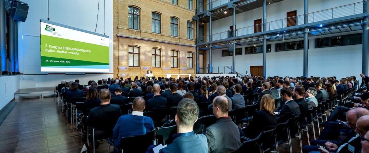 Mehrere hundert Expertinnen und Experten nahmen am 2. Kongress Energiewendebauen in Berlin teil.
