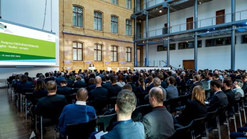 Mehrere hundert Expertinnen und Experten nahmen am 2. Kongress Energiewendebauen in Berlin teil.