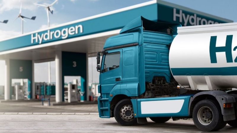 LKW mit Wasserstofftankanhänger vor dem Hintergrund einer H2-Tankstelle. (Symbolbild)