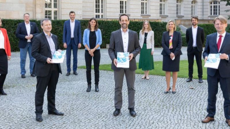 Gruppenfoto anlässlich der Übergabe der Expertenempfehlung des Forschungsnetzwerks Wasserstoff im BMWi.