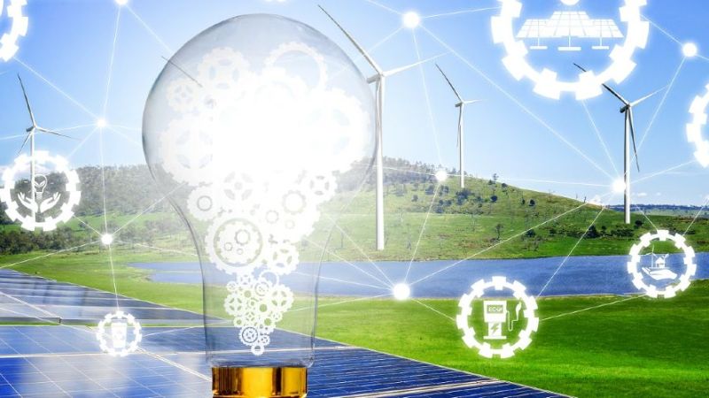 Glühbirne mit Zahnrädern vor Windrädern und einer Solaranlage; umrundet von Symbolkugeln für verschiedene Energietechnologien. (Symbolbild)