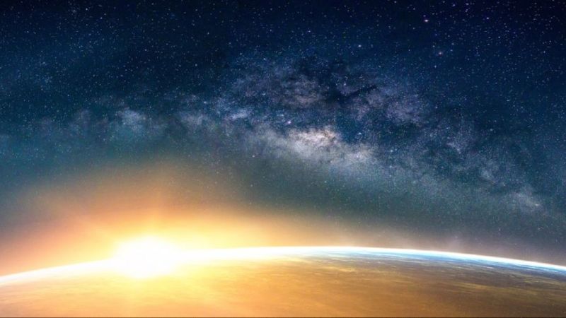 Das Bild zeigt eine untergehende Sonne am Horizont. (Symbolbild)