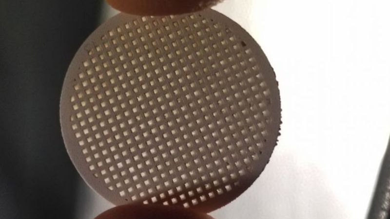 Durch 3D-Siebdruck hergestellter Membranträger aus Magnesiumoxid aus dem Forschungsprojekt AMAZING.