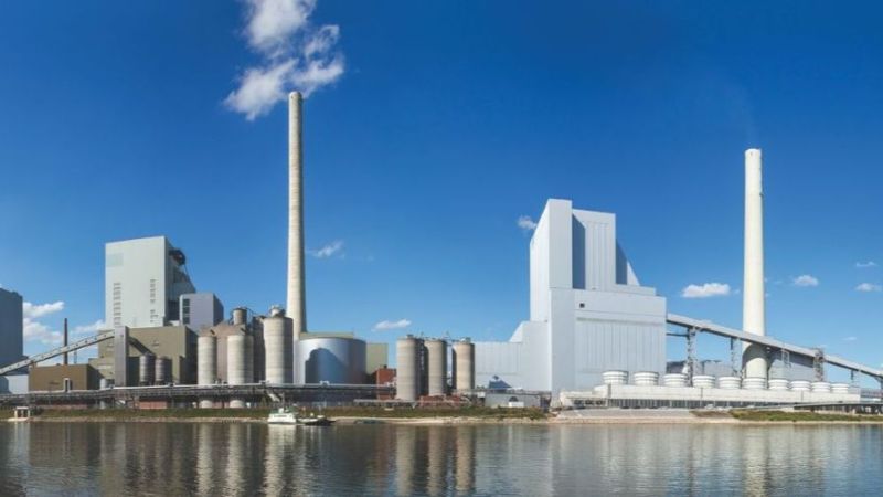 Das Bild zeigt ein in Mannheim am Rhein gelegenes Kraftwerk, das Teil des Reallabors der Energiewende GWP ist.