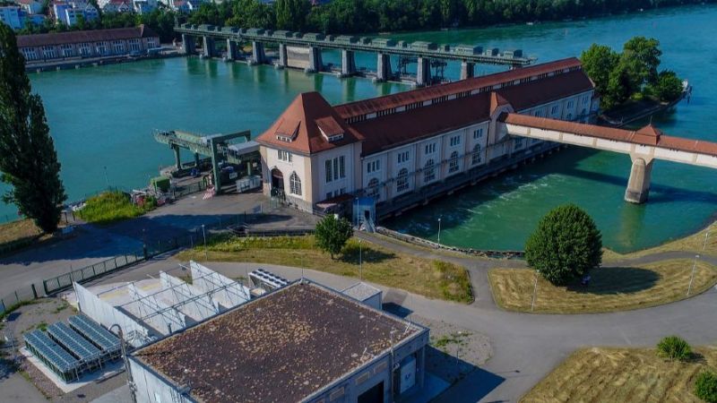 Das Bild zeigt das Gelände der Power-to-Hydrogen-Infrastruktur des Reallabors H2-Wyhlen.