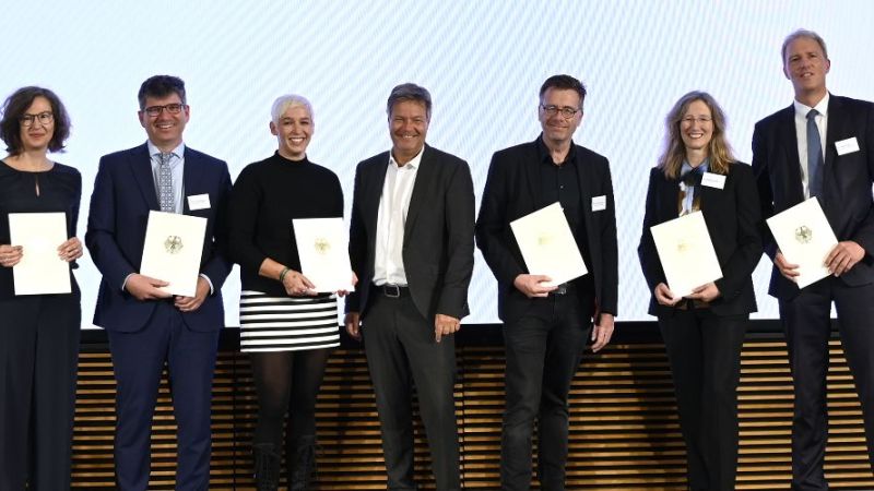 Sechs Mitglieder des neuen Beirats nahmen ihre Urkunden persönlich von Bundesminister Dr. Robert Habeck entgegen, vier waren per Video zugeschaltet.