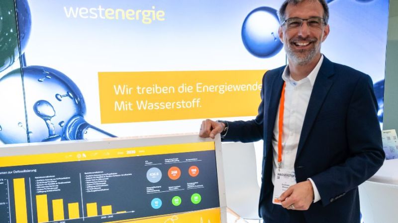 Dr. Andreas Breuer, Leiter Wasserstoff bei der Westnetz GmbH (Westenergie AG), zeigt das Wasserstoff-Modell, das an das Modellprojekt HydroNet angelehnt ist.