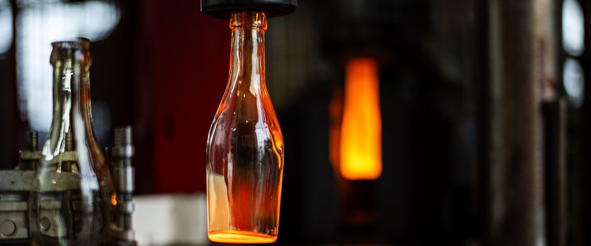 Im Projekt ZeroCO₂-Glas arbeitet ein Forschungsteam an einem emissionsfreien Schmelzprozess am Beispiel der Flaschenproduktion.