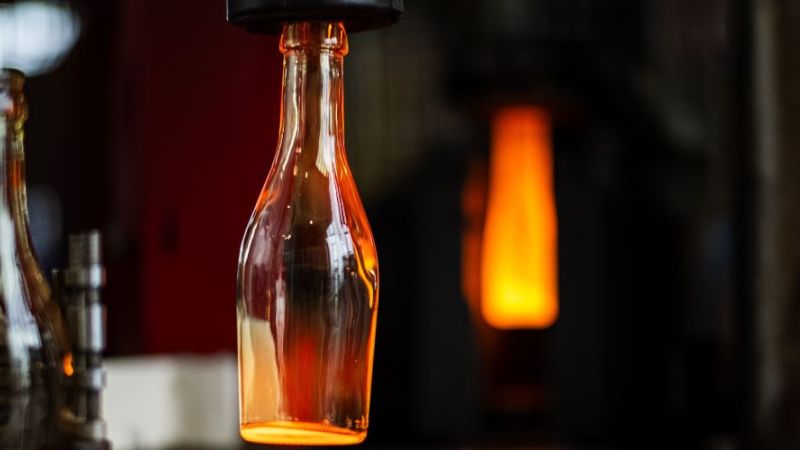 Im Projekt ZeroCO₂-Glas arbeitet ein Forschungsteam an einem emissionsfreien Schmelzprozess am Beispiel der Flaschenproduktion.