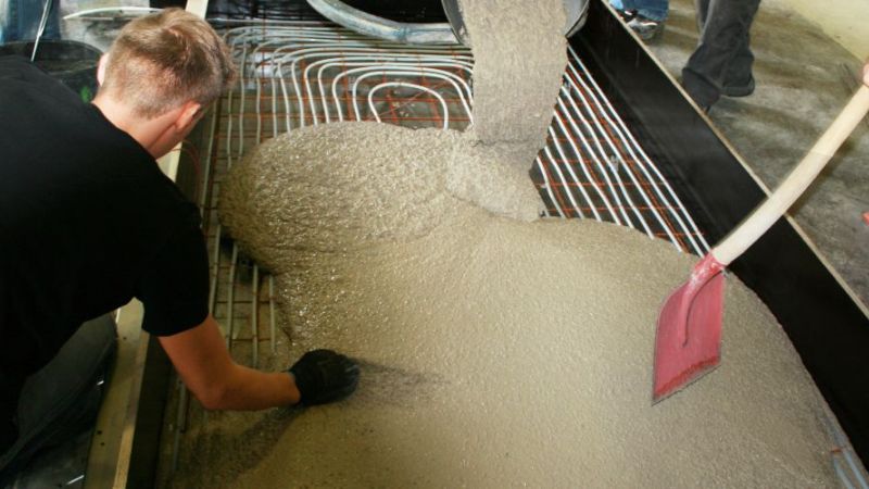 Eine Schale für ein Sandwich-Fassadenelement wird hergestellt. Zu sehen sind Rohre, die in einer Form übergossen werden.