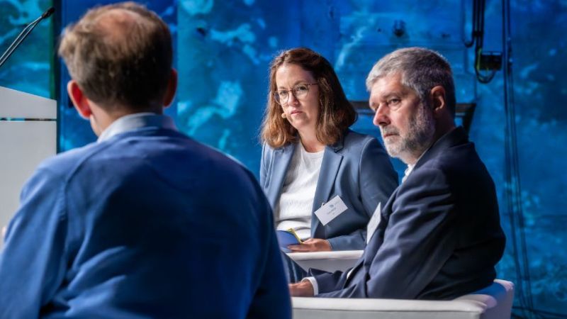 Podiumsdiskussion mit drei Leuten